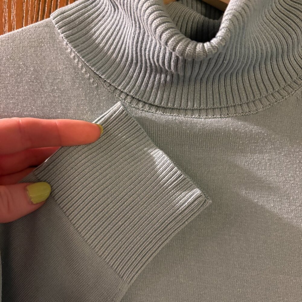 Turtle Neck - Picture 3 of 3